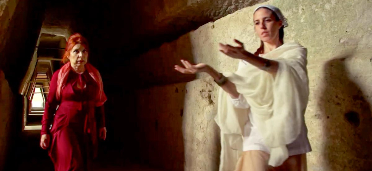 Sibilla Cumana nel viaggio di Italia Slow Tour con Syusy Blady