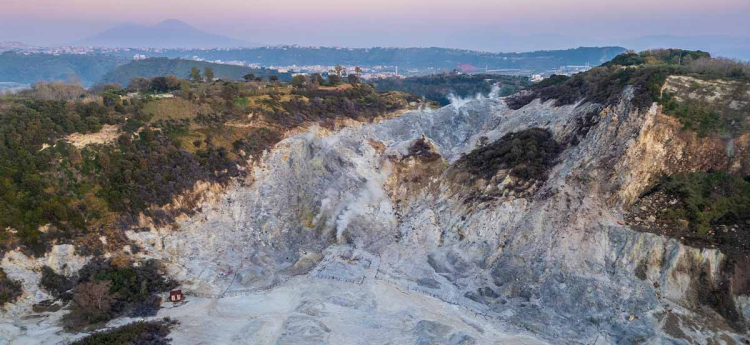 Più zolfo nelle fumarole della Solfatara, il magma è in risalita