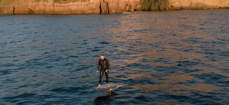E-foil, la tavola da Surf elettrica che sta rivoluzionando il mare