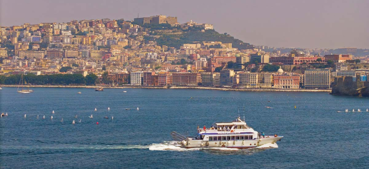 Minicrociera nel Golfo di Napoli, da Pozzuoli al Castel dell’Ovo tra storia e paesaggio