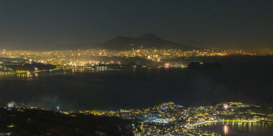 Capodanno a Napoli 2026, i fuochi d’artificio per salutare il 2025 dai Campi Flegrei