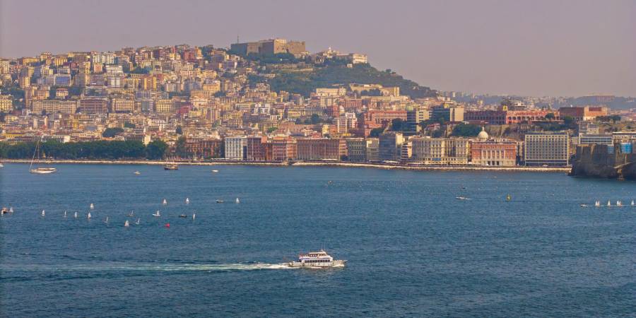 Minicrociera nel Golfo di Napoli, da Pozzuoli al Castel dell’Ovo tra storia e paesaggio