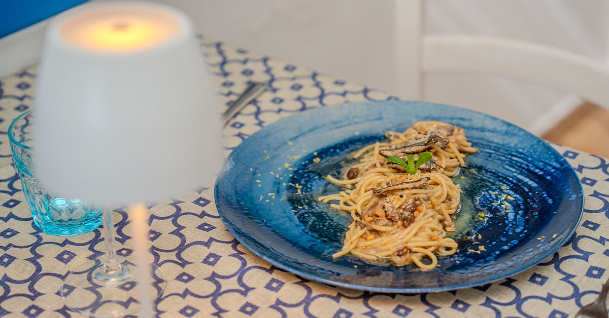 Spaghettone con alici e salsa garum