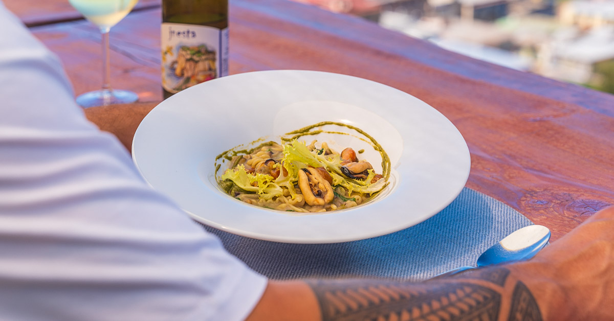 Pasta e cicerchie con cozze, scarola e salsa di limone