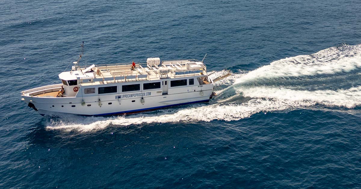 traghetto-ippocampo-navigare-ischia-procida