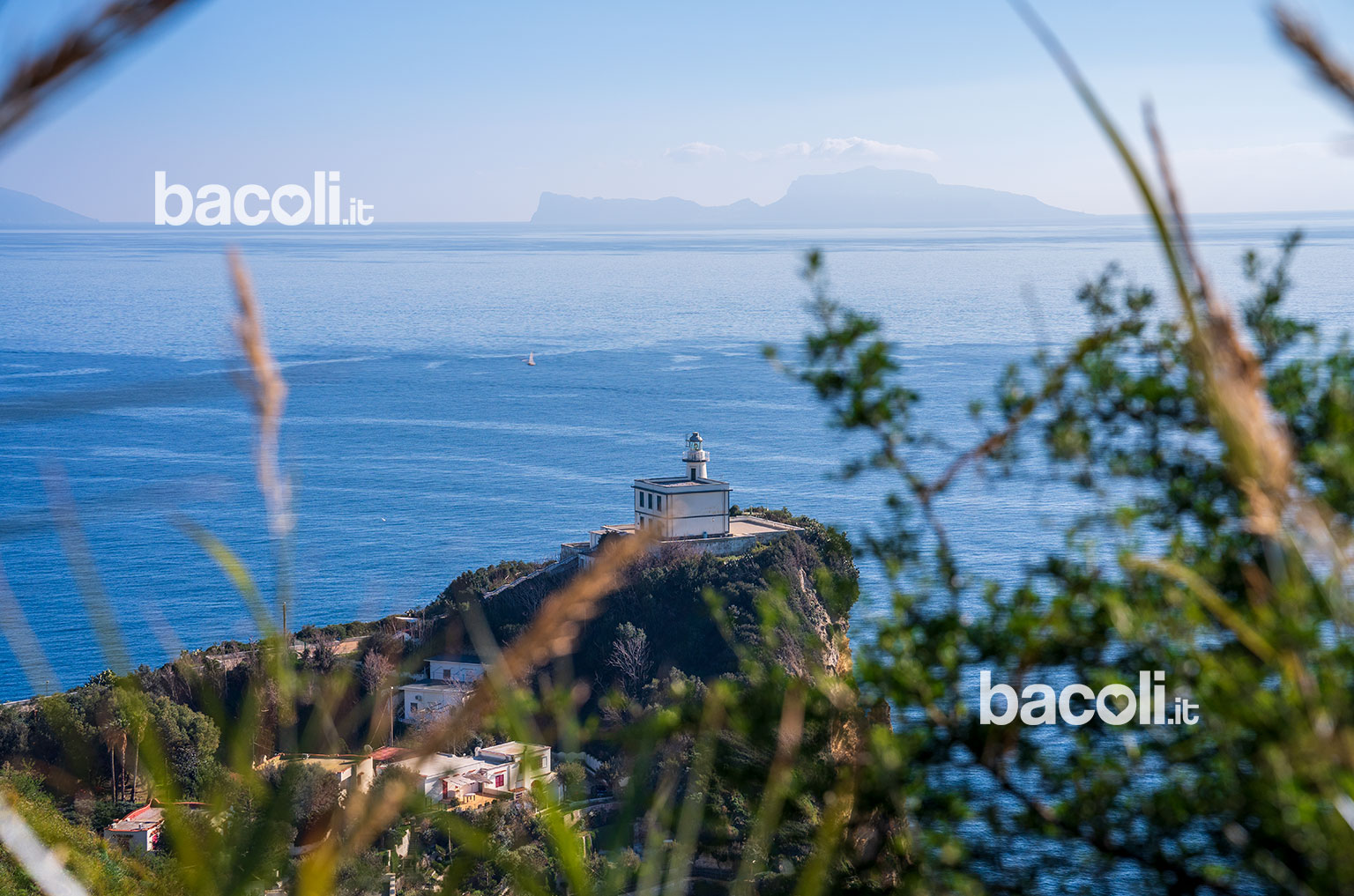 sentiero di capo miseno con vista faro