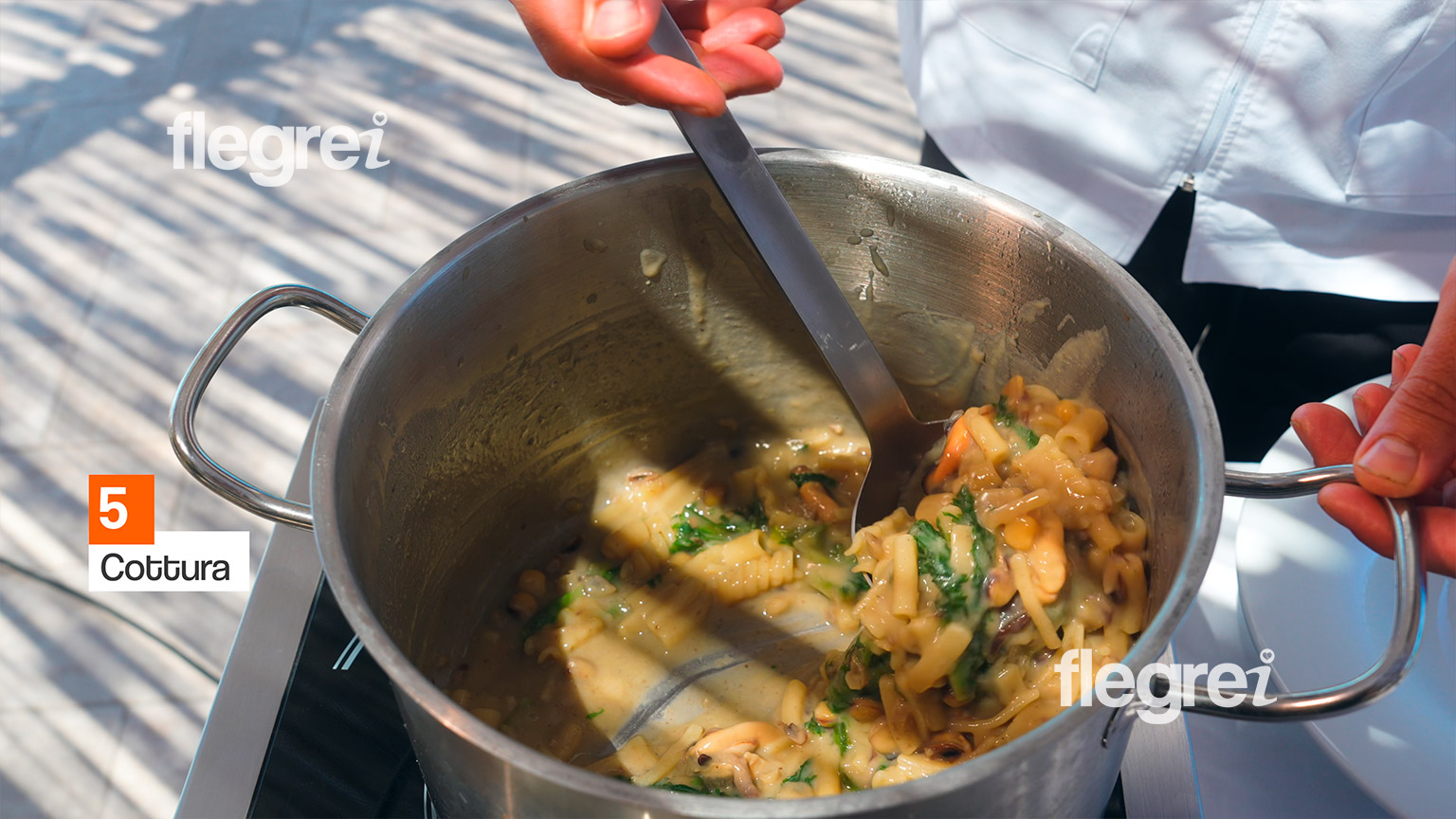 cottura-pasta-e-cicerchie-con-cozze-scarola-limone